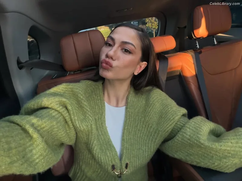 Demet Özdemir photo 10 of 326
