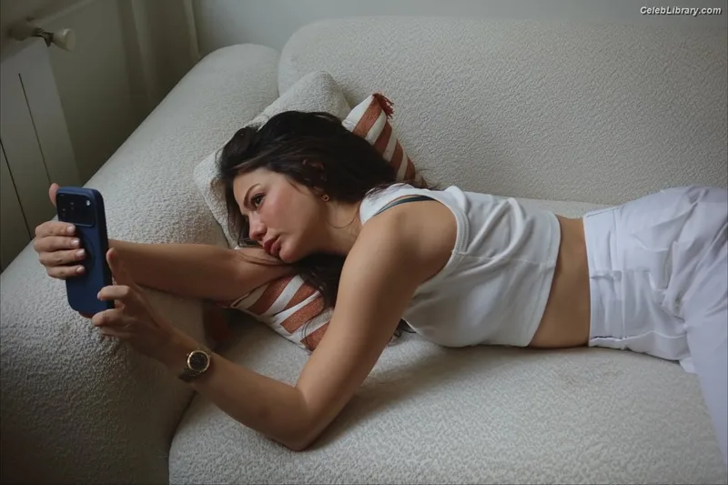 Demet Özdemir photo 14 of 326