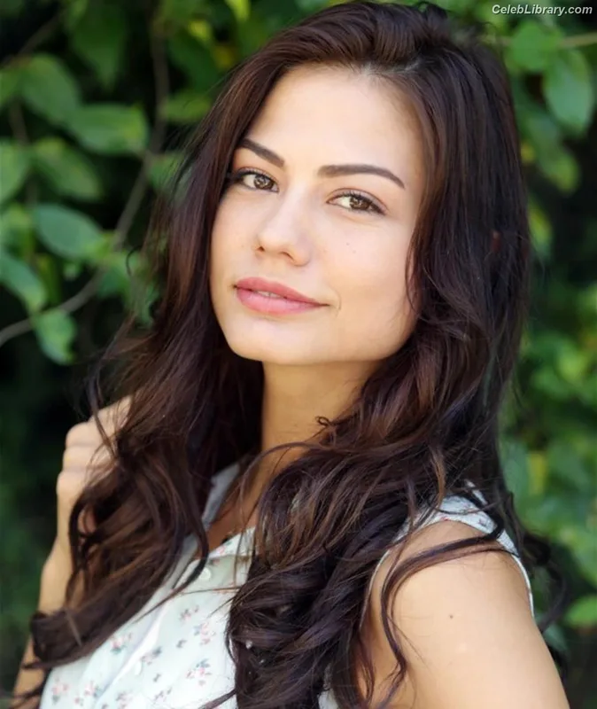 Demet Özdemir photo 15 of 326