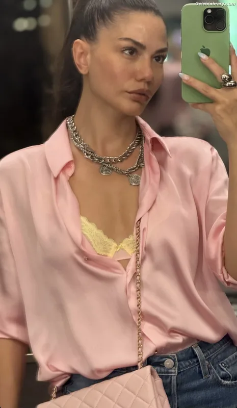 Demet Özdemir photo 16 of 326