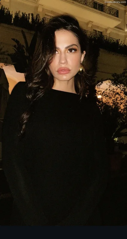 Demet Özdemir photo 6 of 326