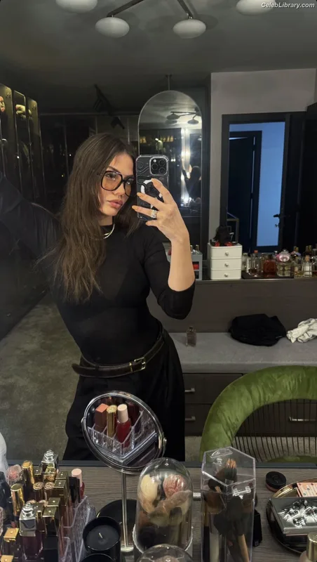 Demet Özdemir photo 9 of 326