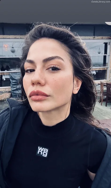 Demet Özdemir photo 12 of 326