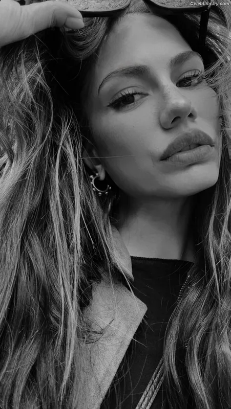 Demet Özdemir photo 14 of 326