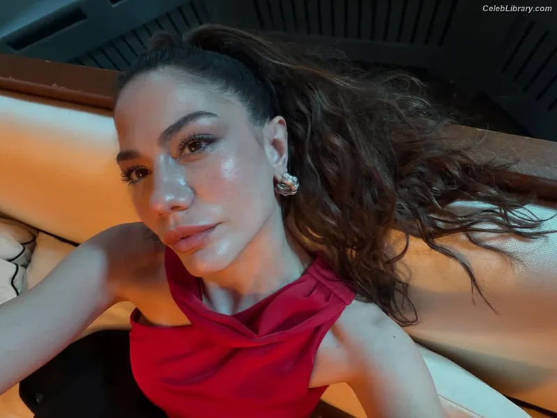 Demet Özdemir photo 10 of 326