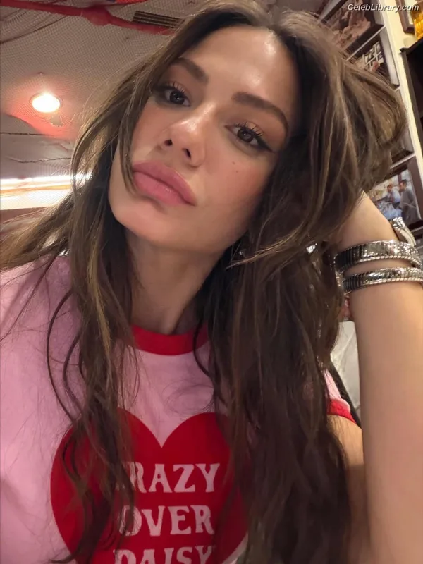 Demet Özdemir photo 12 of 326