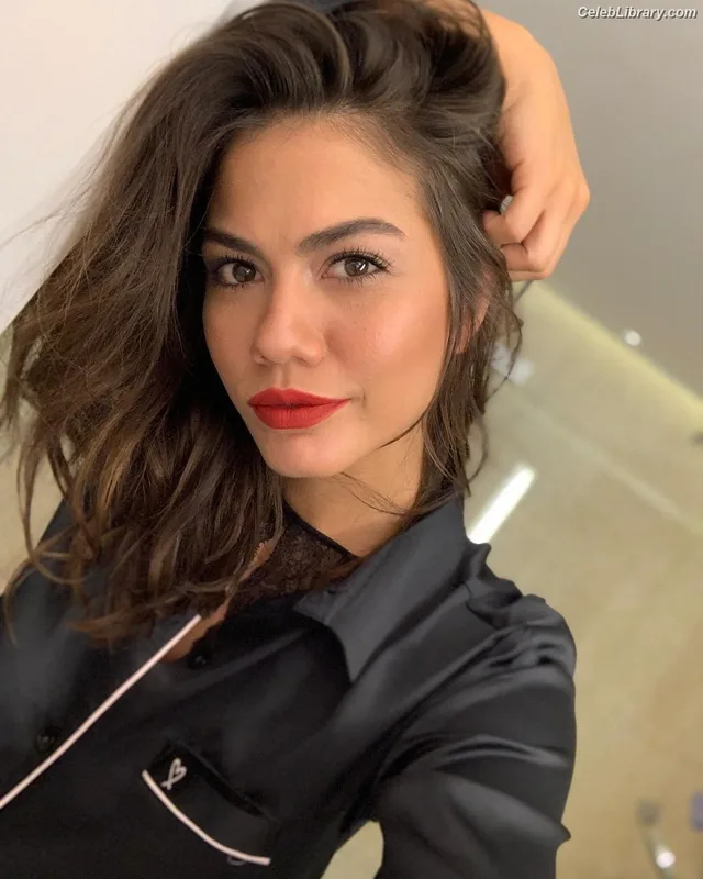 Demet Özdemir photo 17 of 326