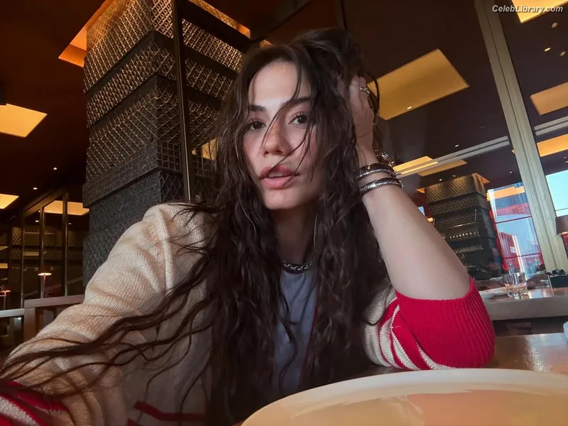 Demet Özdemir photo 23 of 326