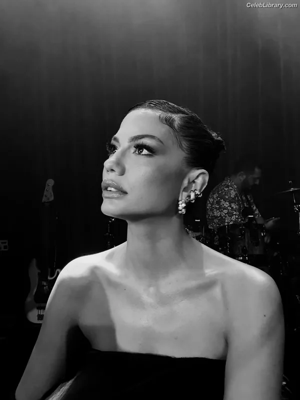 Demet Özdemir photo 11 of 326