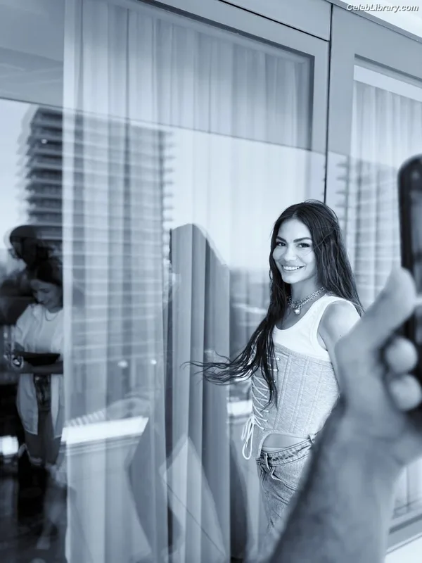 Demet Özdemir photo 13 of 326
