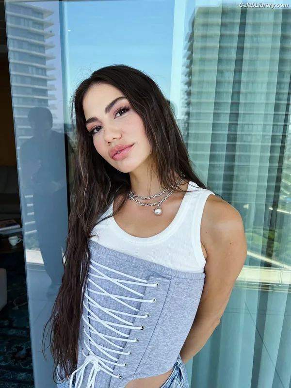 Demet Özdemir photo 17 of 326