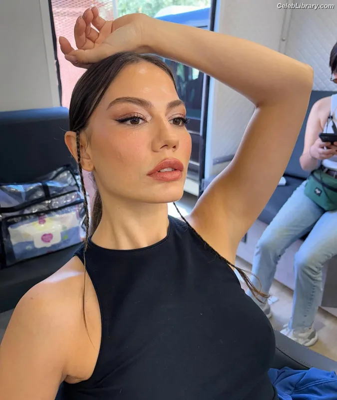 Demet Özdemir photo 22 of 326