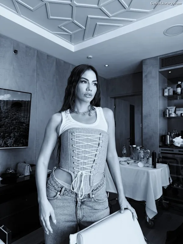 Demet Özdemir photo 2 of 326