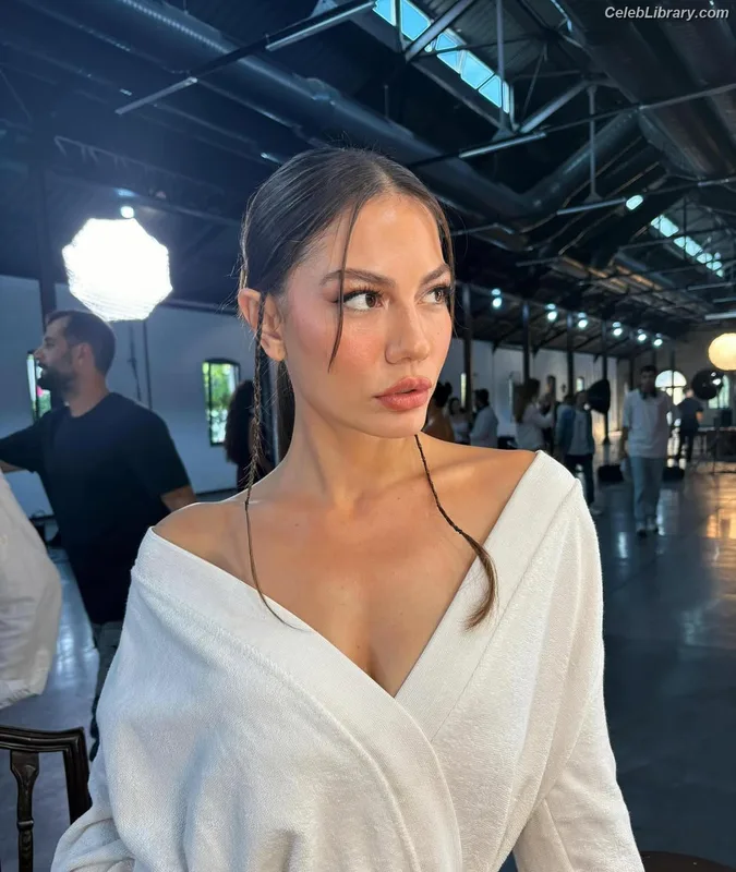 Demet Özdemir photo 5 of 326