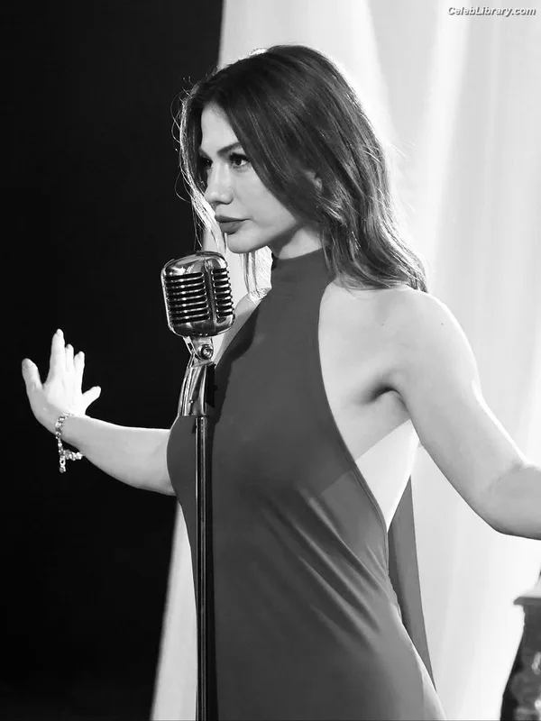 Demet Özdemir photo 8 of 326