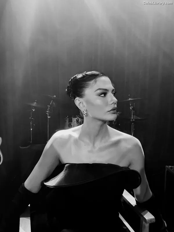 Demet Özdemir photo 9 of 326
