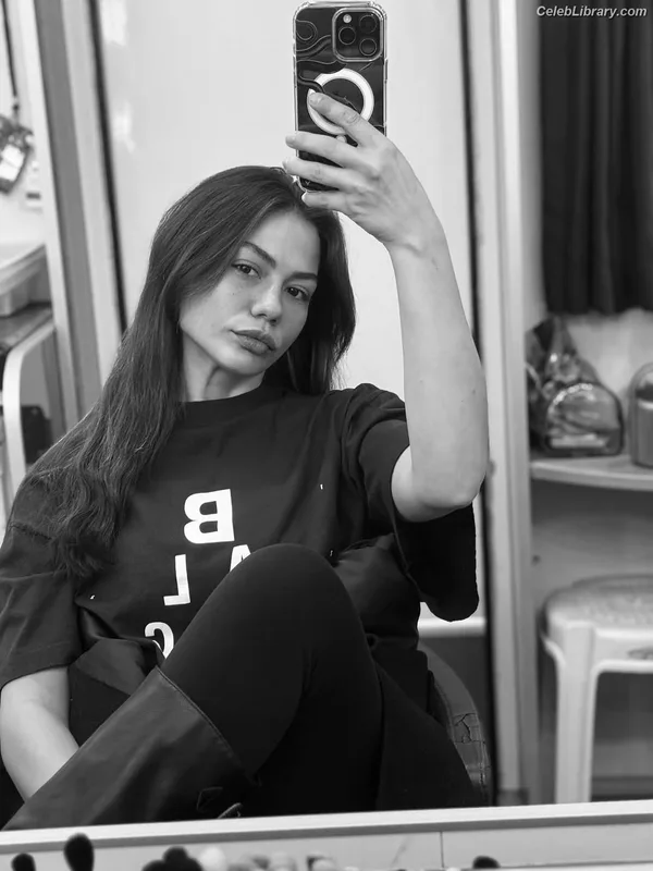 Demet Özdemir photo 13 of 326