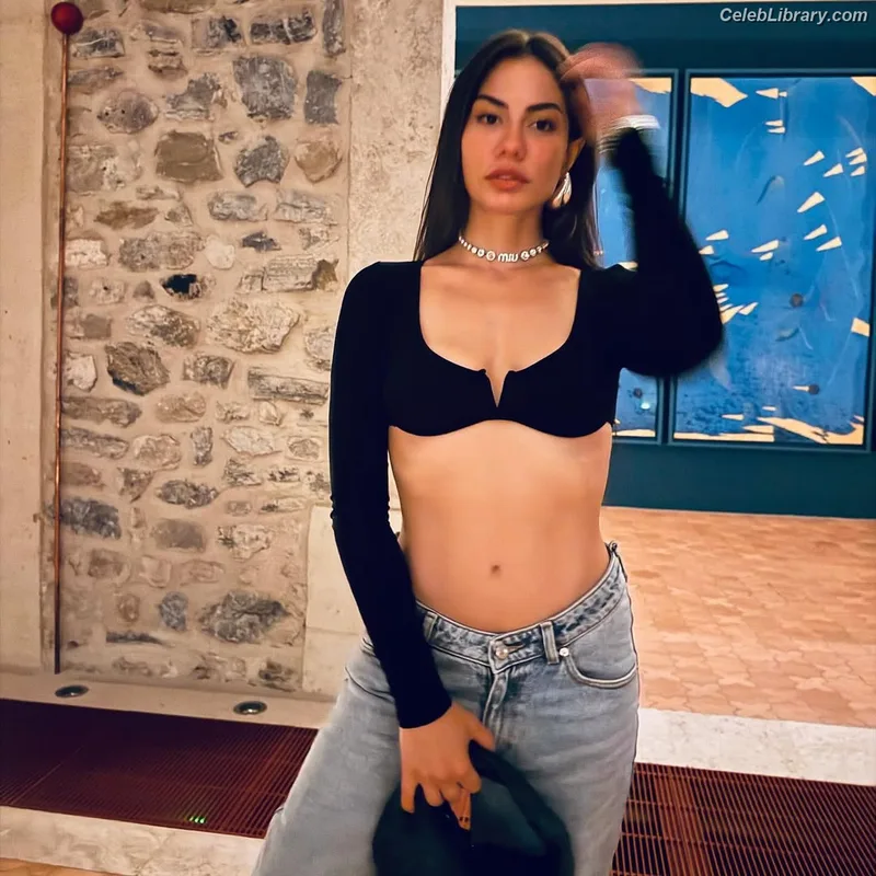 Demet Özdemir photo 14 of 326