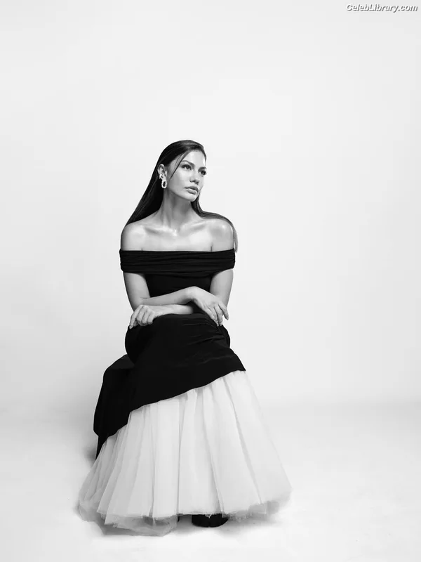 Demet Özdemir photo 16 of 326