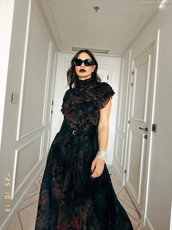 Demet Özdemir photo 23 of 326