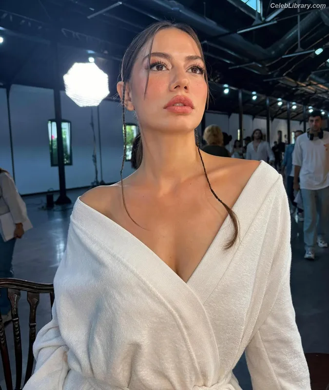 Demet Özdemir photo 2 of 326
