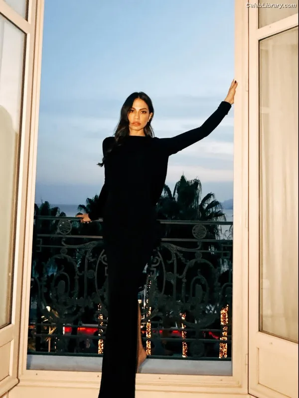 Demet Özdemir photo 7 of 326