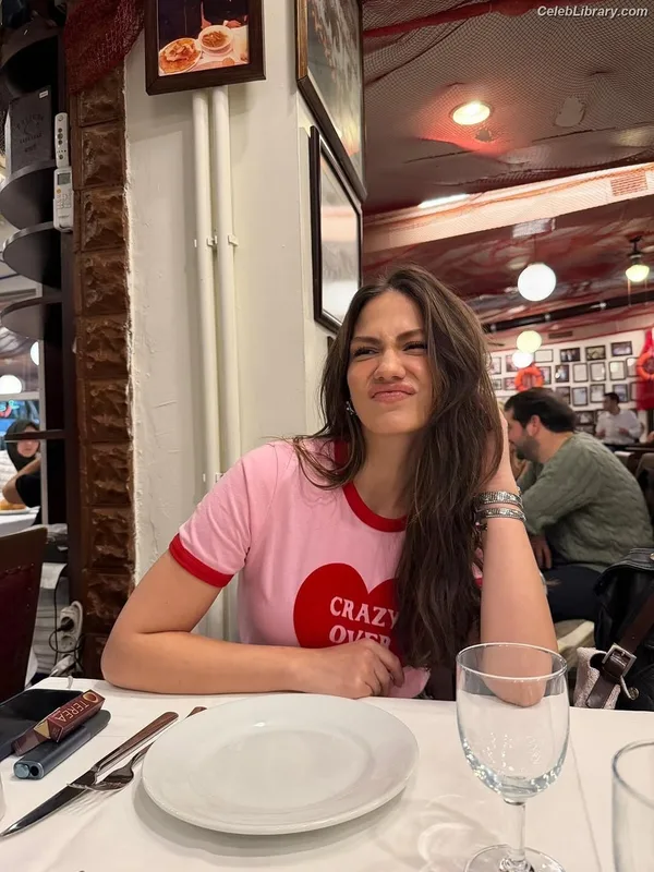 Demet Özdemir photo 12 of 326