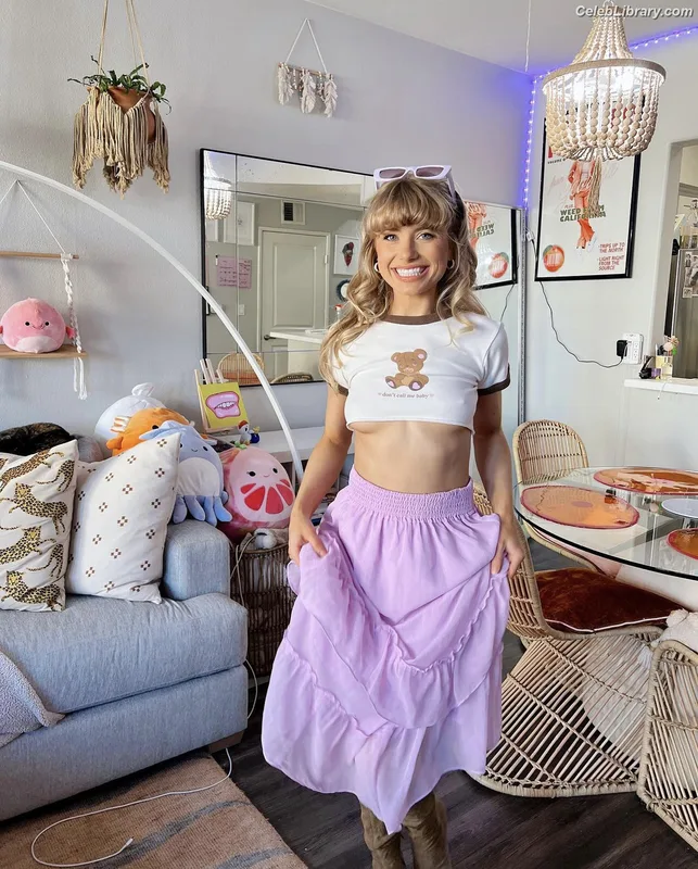 Demi Burnett photo 7 of 62