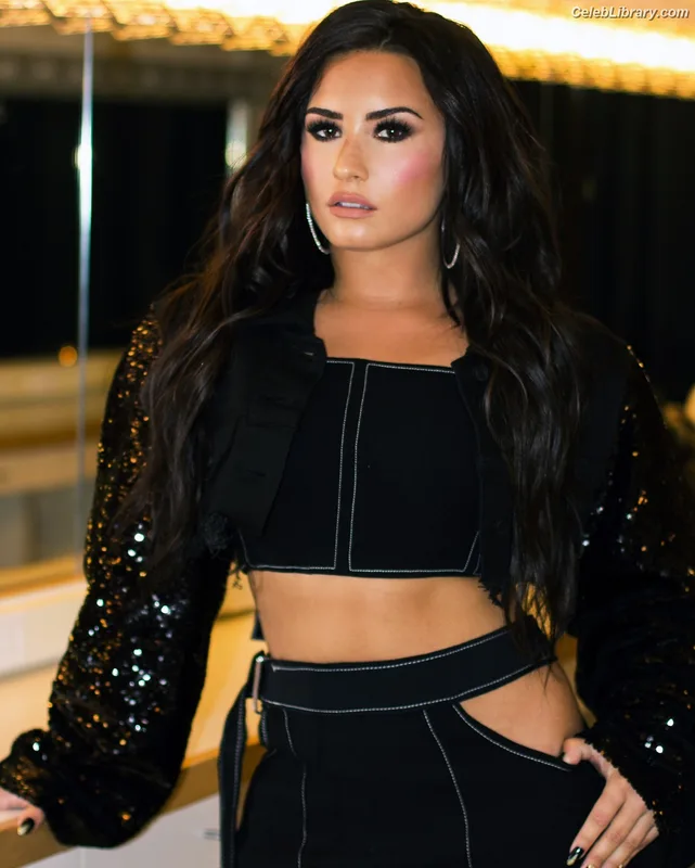 Demi Lovato photo 3 of 1234
