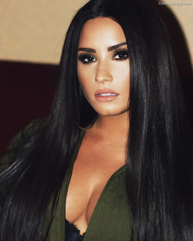Demi Lovato photo 4 of 1234