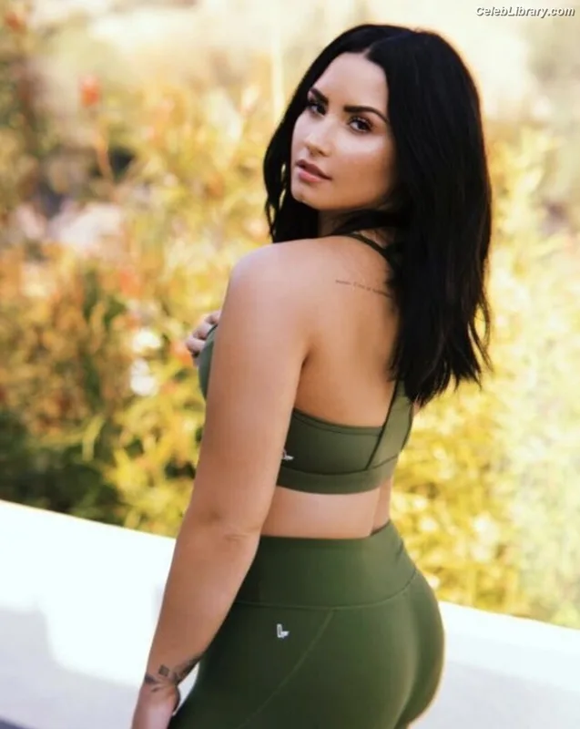 Demi Lovato photo 5 of 1234