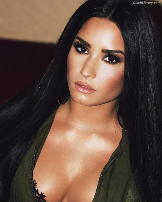 Demi Lovato photo 7 of 1234