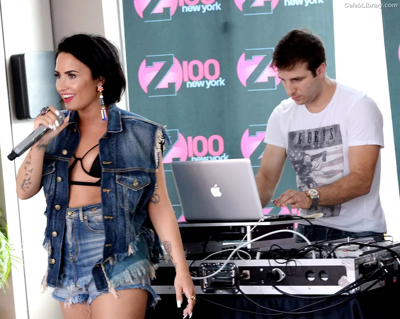 Demi Lovato photo 15 of 1234