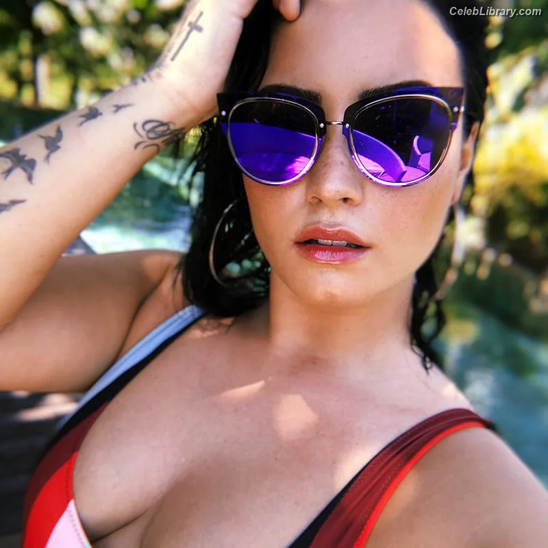 Demi Lovato photo 3 of 1234