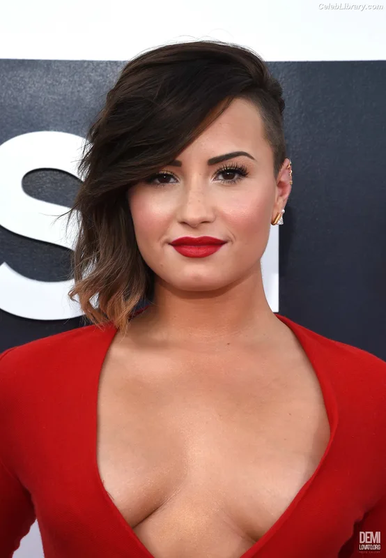 Demi Lovato photo 12 of 1234