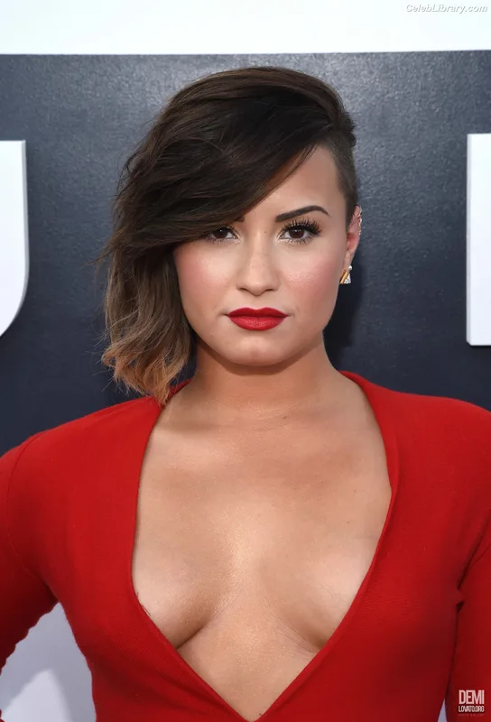 Demi Lovato photo 4 of 1234
