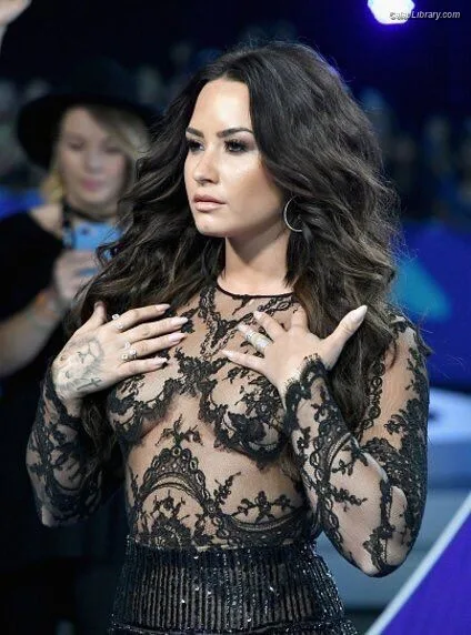 Demi Lovato photo 8 of 1234
