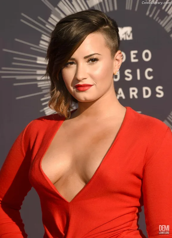 Demi Lovato photo 7 of 1234