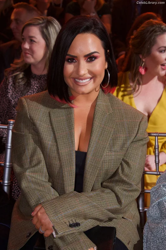 Demi Lovato photo 10 of 1234
