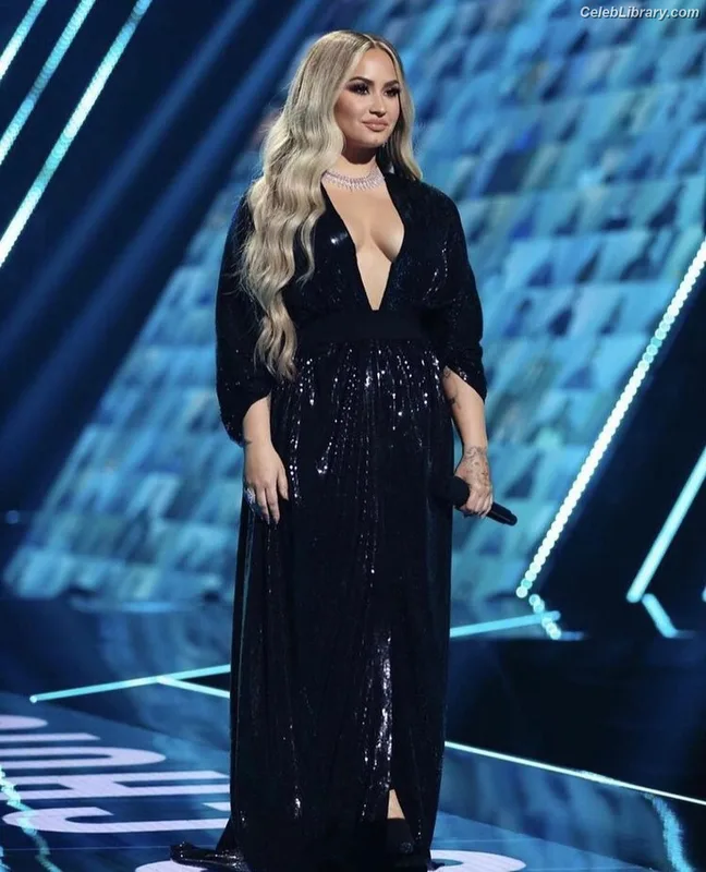Demi Lovato photo 1 of 1234