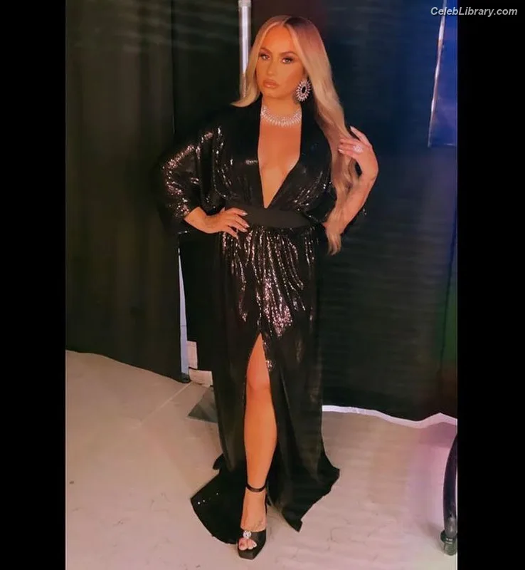 Demi Lovato photo 2 of 1234