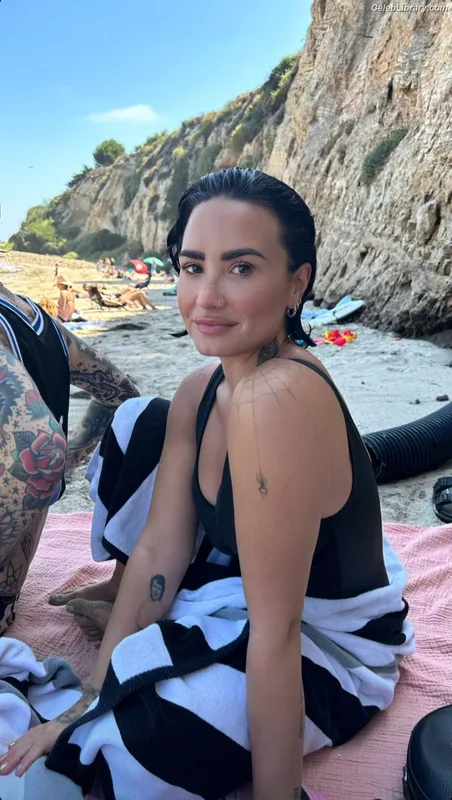 Demi Lovato photo 3 of 1234
