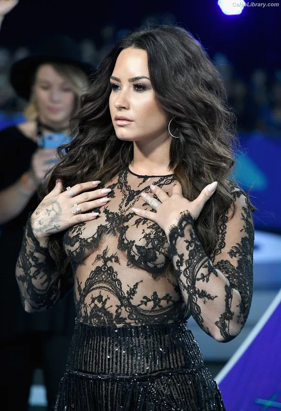 Demi Lovato photo 1 of 1234
