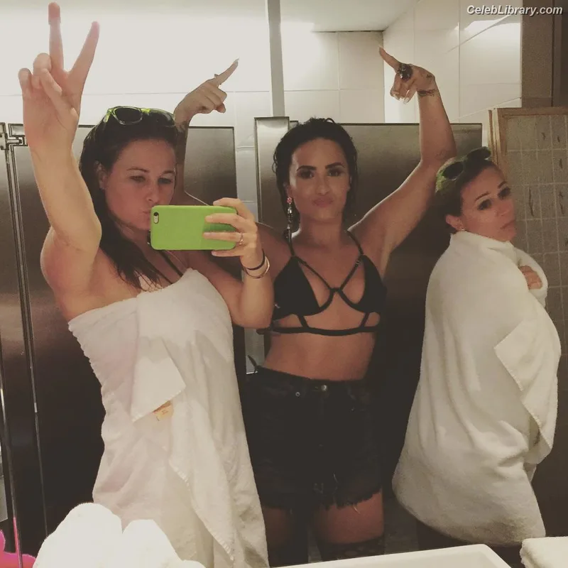 Demi Lovato photo 3 of 1234