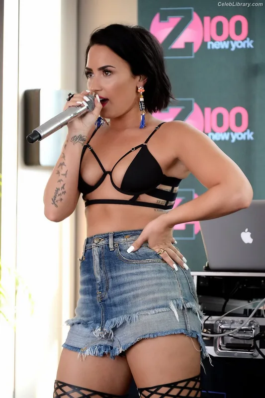 Demi Lovato photo 4 of 1234