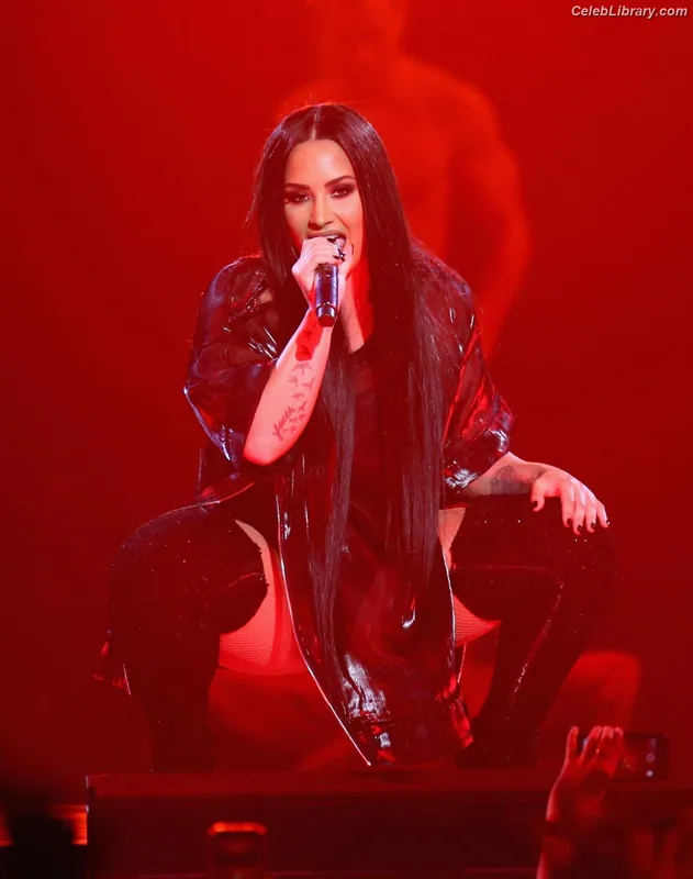 Demi Lovato photo 8 of 1234