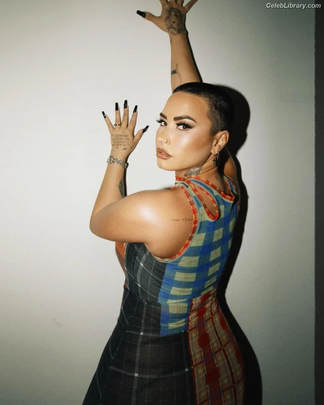 Demi Lovato photo 11 of 1234