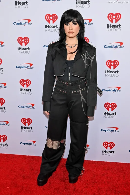 Demi Lovato photo 3 of 1234