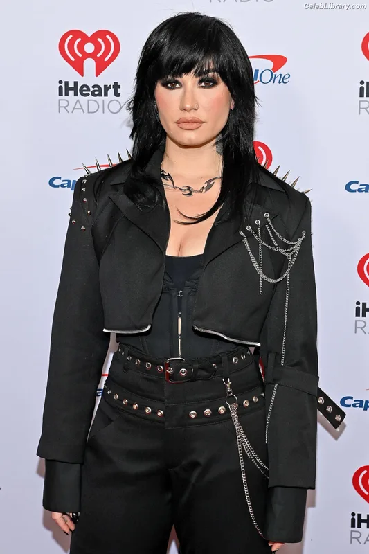 Demi Lovato photo 8 of 1234