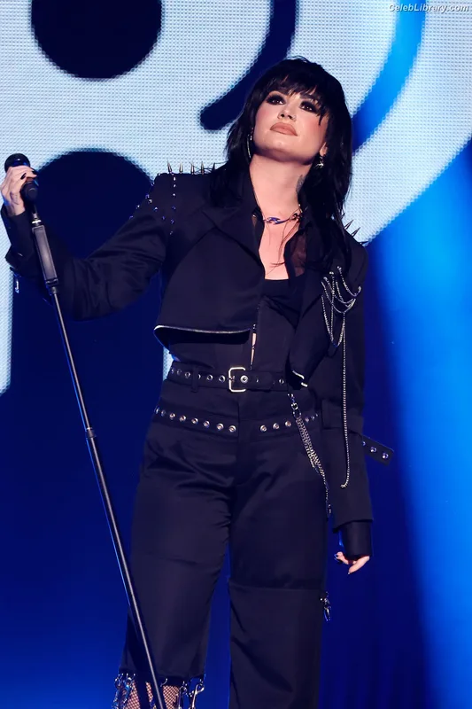 Demi Lovato photo 9 of 1234
